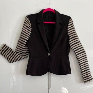 Medium black fitted blazer with collar, button closure and unique striped sleeve